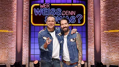 The BossHoss vor dem Wer weiß denn sowas Schild.  - Foto: ARD/NDR/UFA SHOW & FACTUAL/Morris Mac Matzen