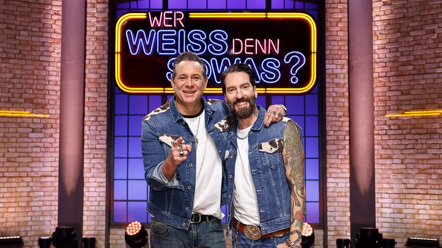 TheBossHoss Wer weiß denn sowas 2026 The BossHoss vor dem Wer weiß denn sowas Schild.