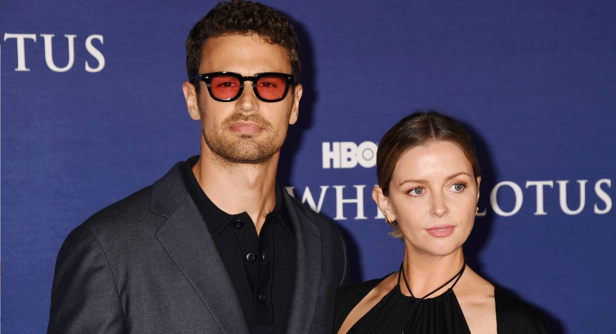 Theo James und Ruth kearney bei einer premiere