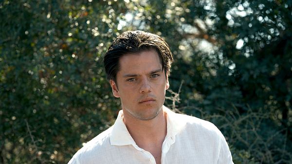 Theo Trebs in Netflix „Fall for Me“. ER schaut gerade in die Kamera und trägt ein weißes Hemd.  - Foto: Julia Terjung/Netflix