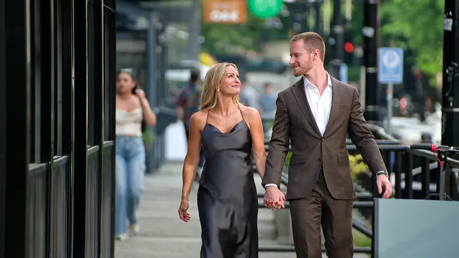 Theresa und John bei Age of Attraction Theresa und John gehen Hand in Hand bei Age of Attraction