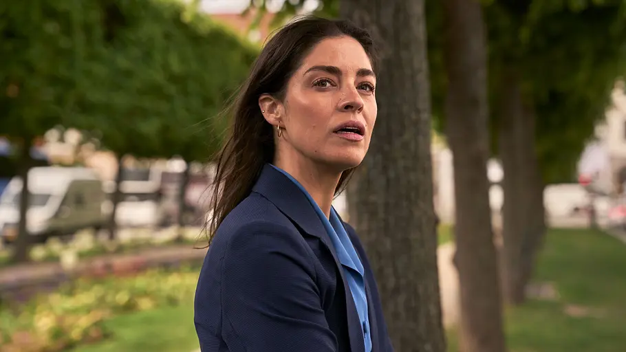 Natalie Madueno als Helene Søderberg.