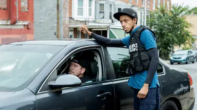 Bobby J. Brown sitzt in der Serie We Own This City im Auto. - Foto: TMDB