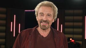 Thomas Gottschalk lächelt in die Kamera - Foto: IMAGO / Horst Galuschka