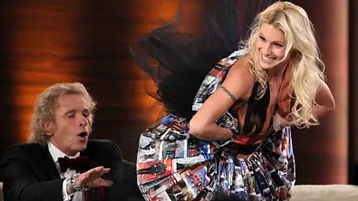 Thomas Gottschalk guckt bei „Wetten, dass...“ Michelle Hunziker unter den Rock. - Foto: IMAGO/teutopress Thomas Gottschalk guckt bei „Wetten, dass...“ Michelle Hunziker unter den Rock. - Foto: IMAGO/teutopress