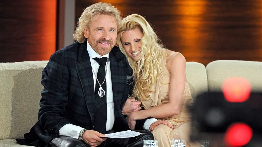 Thomas Gottschalk berührt Michelle Hunziker am Knie