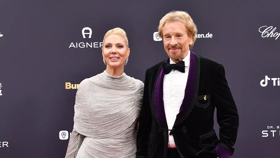 Karina Mroß und Thomas Gottschalk Händchen haltend auf dem roten Teppich der Bambi-Verleihung.