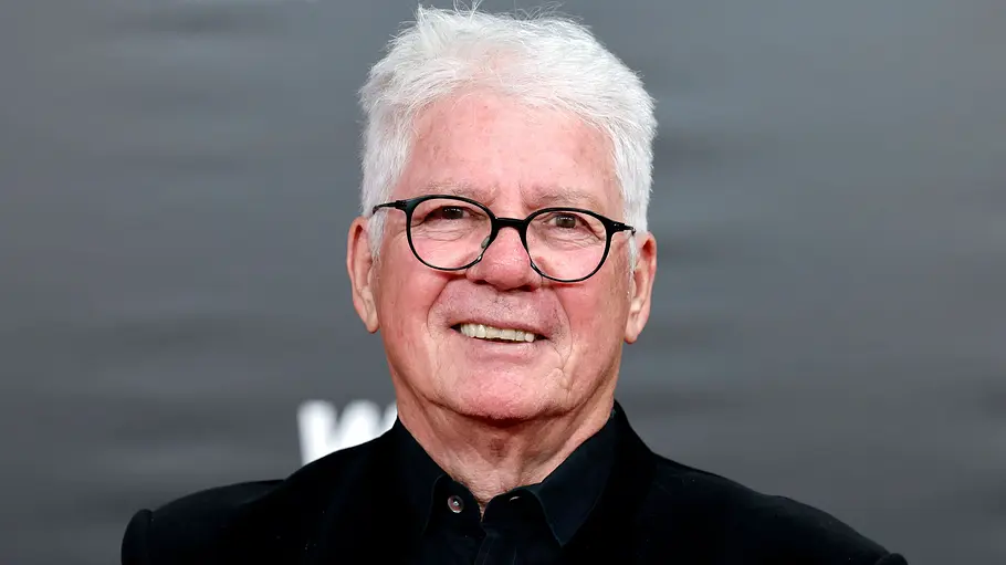 Thomas Stein hat eine Hirnblutung überlebt. Thomas Stein mit Brille lächelt in die Kamera.