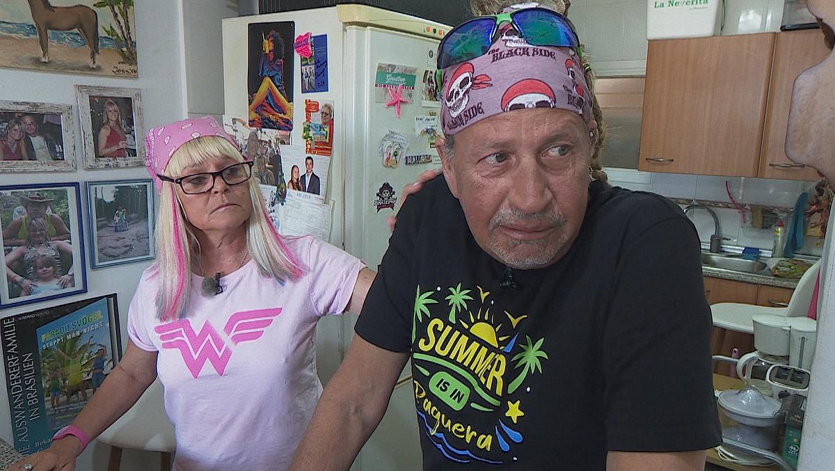 Thommy Schmelz steht mit Ehefrau Kathrin Mermi-Schmelz in einer kleinen Küche