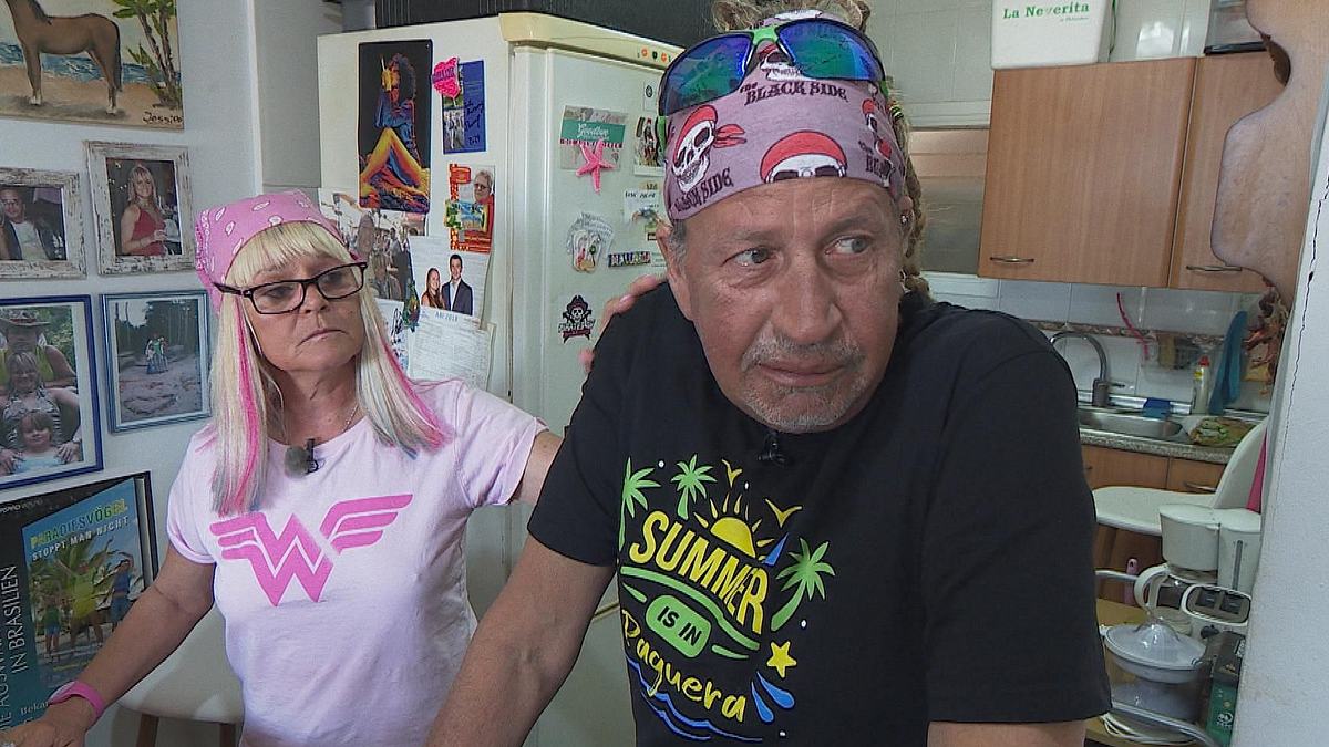 Thommy und Kathrin Mermi-Schmelz stehen nebeneinander und blicken zur Seite.