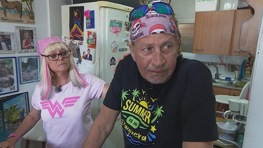 Thommy Schmelz und Ehefrau Kathrin stehen in der Küche