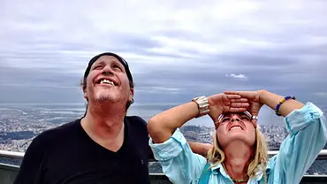 Thommy Schmelz und seine Frau Kathrin schauen freudig nach Oben - Foto: VOX Thommy Schmelz und seine Frau Kathrin schauen freudig nach Oben - Foto: VOX