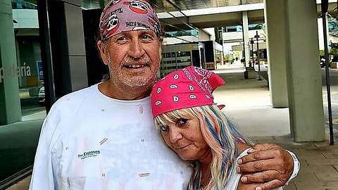 Thommy Schmelz hält seine Frau Kathrin im Arm  - Foto: Instagram/mermischmelz