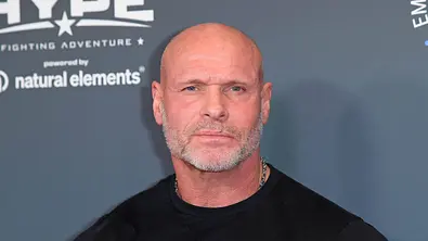 Thorsten Legat steht mit ernstem Blick vor einer grauen Fotowand und trägt ein schwarzes Shirt. - Foto: IMAGO / Gartner Thorsten Legat steht mit ernstem Blick vor einer grauen Fotowand und trägt ein schwarzes Shirt. - Foto: IMAGO / Gartner