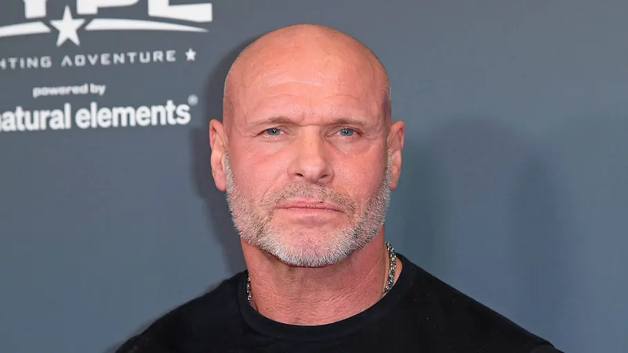 Thorsten Legat beendet seine Reality-TV-Karriere Thorsten Legat steht mit ernstem Blick vor einer grauen Fotowand und trägt ein schwarzes Shirt.