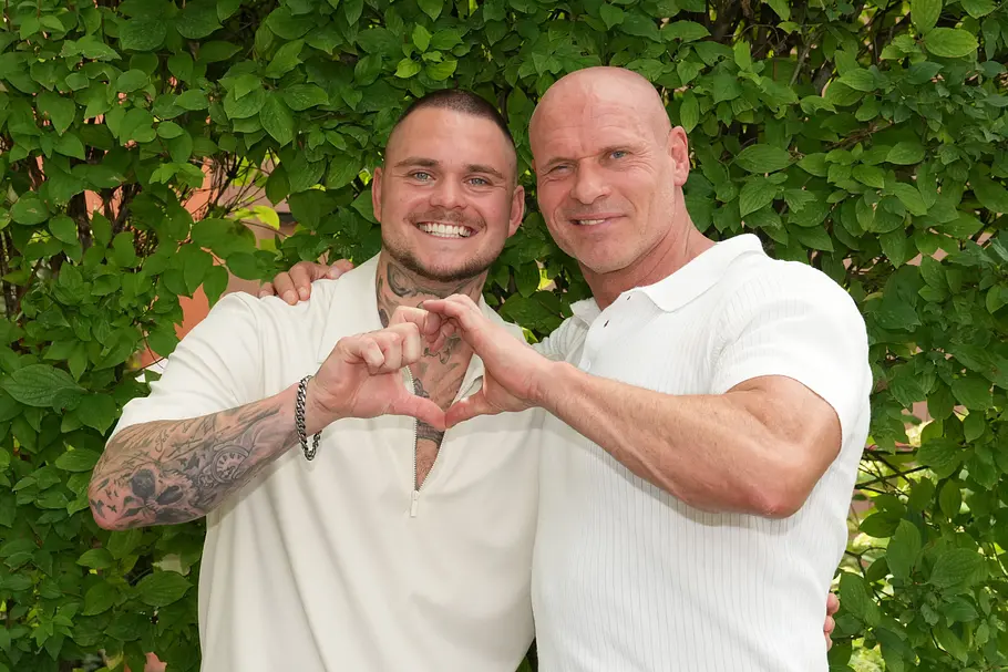 Thorsten Legat und Nico Legat im ZDF Fernsehgarten, formen mit den Händen zusammen ein Herz.