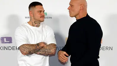 Thorsten Legat und sein Sohn Nico Legat posieren gemeinsam auf einem roten Teppich für die Kameras. - Foto: IMAGO / Future Image Thorsten Legat und sein Sohn Nico Legat posieren gemeinsam auf einem roten Teppich für die Kameras. - Foto: IMAGO / Future Image