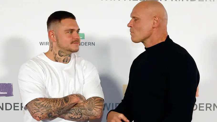 Thorsten und Nico Legat gemeinsam auf dem roten Teppich Thorsten Legat und sein Sohn Nico Legat posieren gemeinsam auf einem roten Teppich für die Kameras.