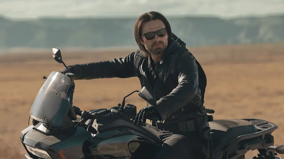 Sebastian Stan als Bucky Sebastian Stan als Bucky auf einem Motorrad.