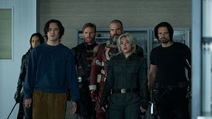Yelena, Bucky und die anderen Thunderbolts blicken überrascht nach vorne. - Foto: Disney/Marvel