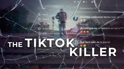 Key Visual zur Netflix-Doku „The TikTok Killer“: Ein Mann mit Rucksack läuft auf Bahngleisen, während im Hintergrund Social-Media-Kommentare und ein zerbrochenes Glas-Overlay zu sehen sind. - Foto: Courtesy of Netflix