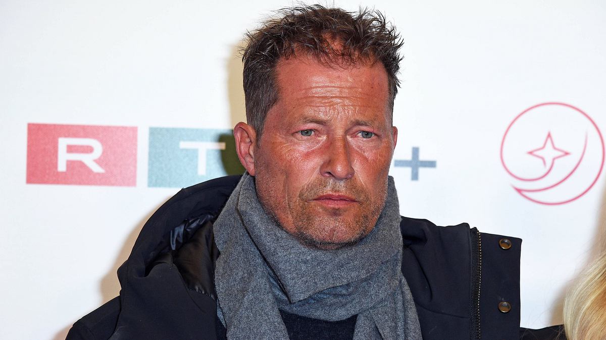 Til Schweiger hat sich mit seinem jüngsten Auftritt keinen Gefallen getan. Til Schweiger blickt ernst nach vorne, er trägt einen dicken, grauen Schal.
