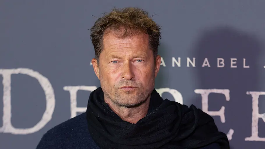 Til Schweiger Til Schweiger im schwarzen Pullover bei einer Filmpremiere.