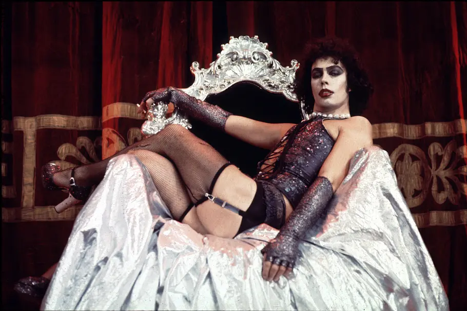 Tim Curry in „Rocky Horror Picture Show“ Tim Curry in „Rocky Horror Picture Show“ auf einem silbernen Sessel in einem glitzernden Dress.