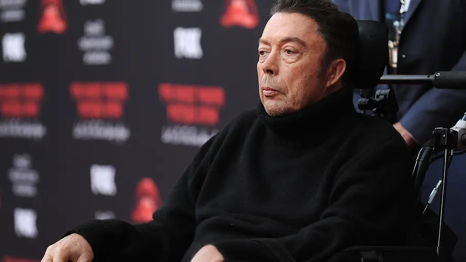 Tim Curry Rollstuhl. Tim Curry im Rollstuhl.