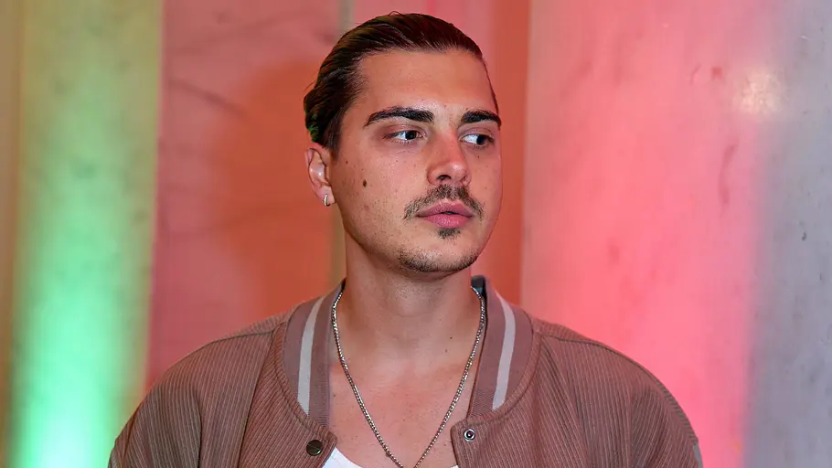 Tim Kühnel trotz Freundin bei Love Island VIP? Tim Kühnel blickt kritisch zur Seite