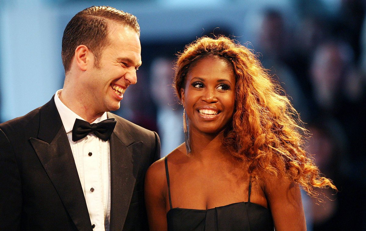 Timo Kulczak und Motsi Mabuse lächeln in die Kamera. 