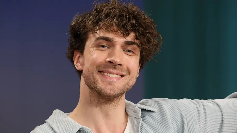 Timon Krause startet mit eigener Mentalisten-Show Mentalist Timon Krause lächelt bei einem öffentlichen Auftritt in die Kamera.