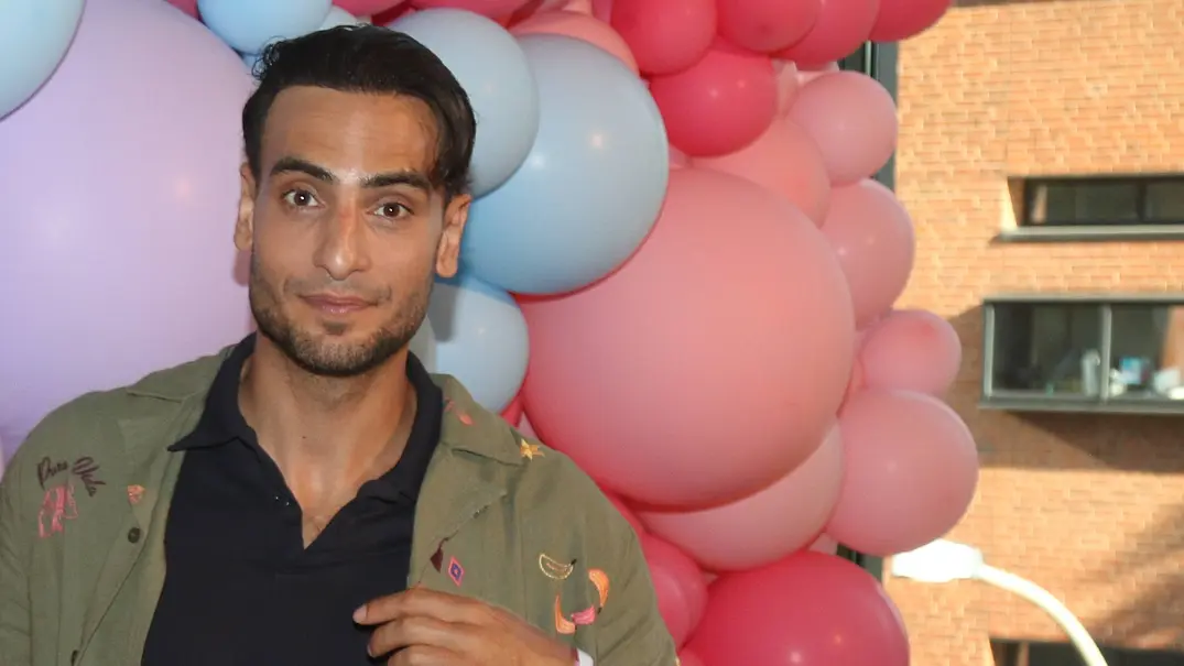 Timur Ülker steht vor bunten Luftballons. - Foto: IMAGO/Matthias Wehnert Timur Ülker steht vor bunten Luftballons. - Foto: IMAGO/Matthias Wehnert