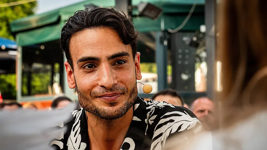 Timur Ülker erklärt seine Hochzeitsabsage. Timur Ülker lächelt verhalten.