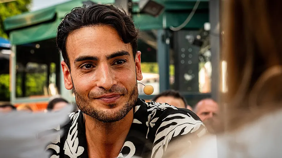 Timur Ülker Timur Ülker schaut jemanden an und lächelt leicht.