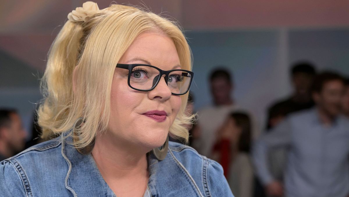 Tine Wittler schaut etwas kritisch in die Kamera