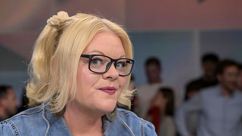 Tine Wittler schaut etwas kritisch in die Kamera - Foto: IMAGO / HMB-Media