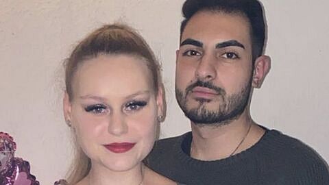 Sarah-Jane Wollny und Freund Tinush schauen ernst in die Kamera - Foto: Instagram/Sarah-Jane-Wollny
