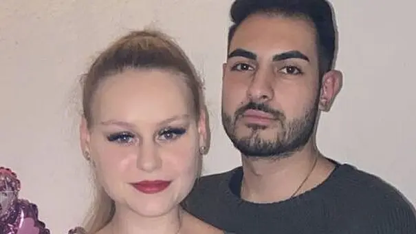 Sarah-Jane Wollny und Ex-Freund Tinush schauen ernst in die Kamera - Foto: Instagram/Sarah-Jane-Wollny Sarah-Jane Wollny und Ex-Freund Tinush schauen ernst in die Kamera - Foto: Instagram/Sarah-Jane-Wollny