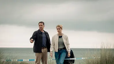 Tjark Wolf (Hendrik Duryn) und Femke Folkmer (Pia Barucki) - Foto: RTL / Gordon Muehle / MadeFor Film GmbH Tjark Wolf (Hendrik Duryn) und Femke Folkmer (Pia Barucki) - Foto: RTL / Gordon Muehle / MadeFor Film GmbH
