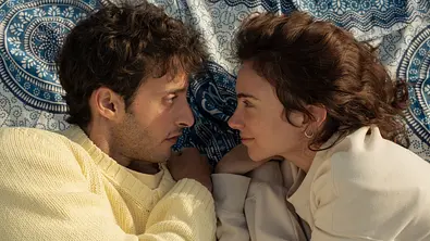 Marin und Coco kuscheln auf einer Decke. - Foto: CARLA OSET/NETFLIX Marin und Coco kuscheln auf einer Decke. - Foto: CARLA OSET/NETFLIX