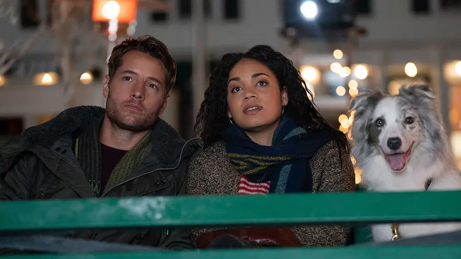 Justin Hartley als Jake und Barrett Doss als Rachel in „The Noel Diary“.