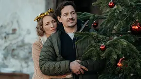 Tobi und Emelie mit Kranz auf dem Kopf Arm in Arm. - Foto:  ZDF/Sabine Finger Fotografie