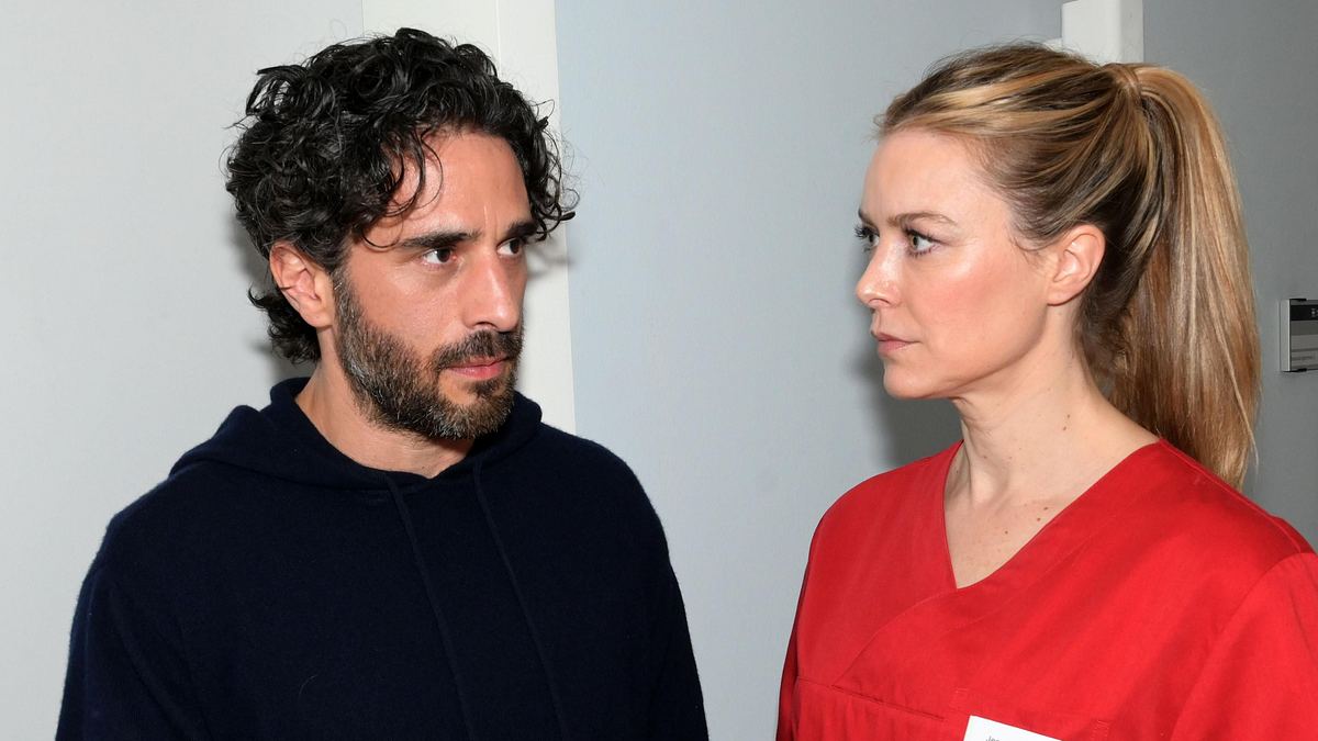 Tobias schaut ernst, neben ihm steht Jessica.