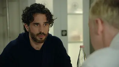 Tobias blickt seinen Arzt mit versteinerter Miene an. - Foto: RTL