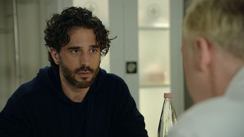 Tobias blickt seinen Arzt mit versteinerter Miene an. - Foto: RTL