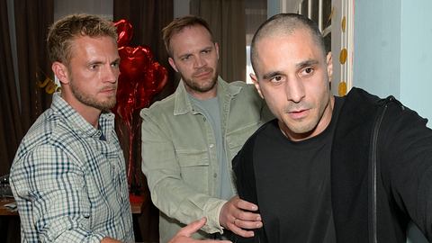 Tobias mit ernstem Blick, während Paul und Erik ihn stützen. - Foto: RTL / Rolf Baumgartner