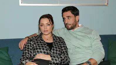 Emily schaut gedankenverloren nach vorne, während Tobias sie anblickt. - Foto: RTL / Rolf Baumgartner