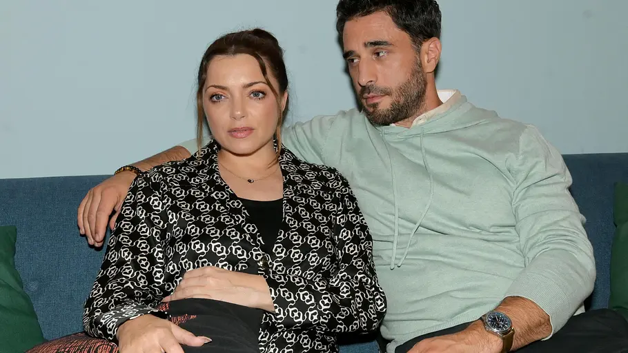 Emily ist irritiert von Tobias. Emily schaut gedankenverloren nach vorne, während Tobias sie anblickt.