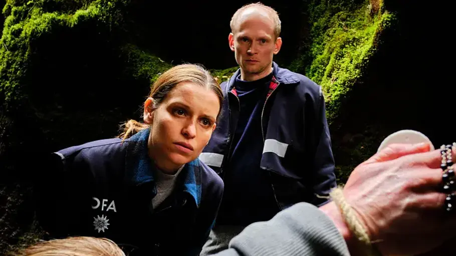 „Tod am Rennsteig: Auge um Auge“ – Ermittlungen am Tatort Zwei OFA-Ermittler untersuchen in „Tod am Rennsteig: Auge um Auge“ einen gefesselten Mann an einem düsteren Tatort.